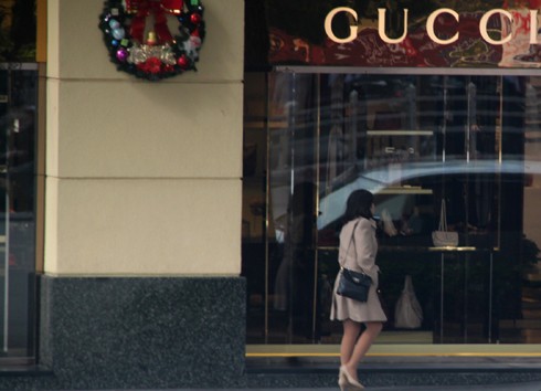 Phía bên gian hàng Gucci (nhãn hiệu thuộc quyền phân phối chính hãng của Milano) không bị niêm phong, cũng không che kính bằng giấy đục.